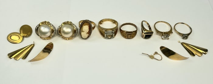Estate Gold Vanity Discovery Lot 1966 Wellsley Sapphire Ladies Class Ring Cameo Ring CZ Ring 2