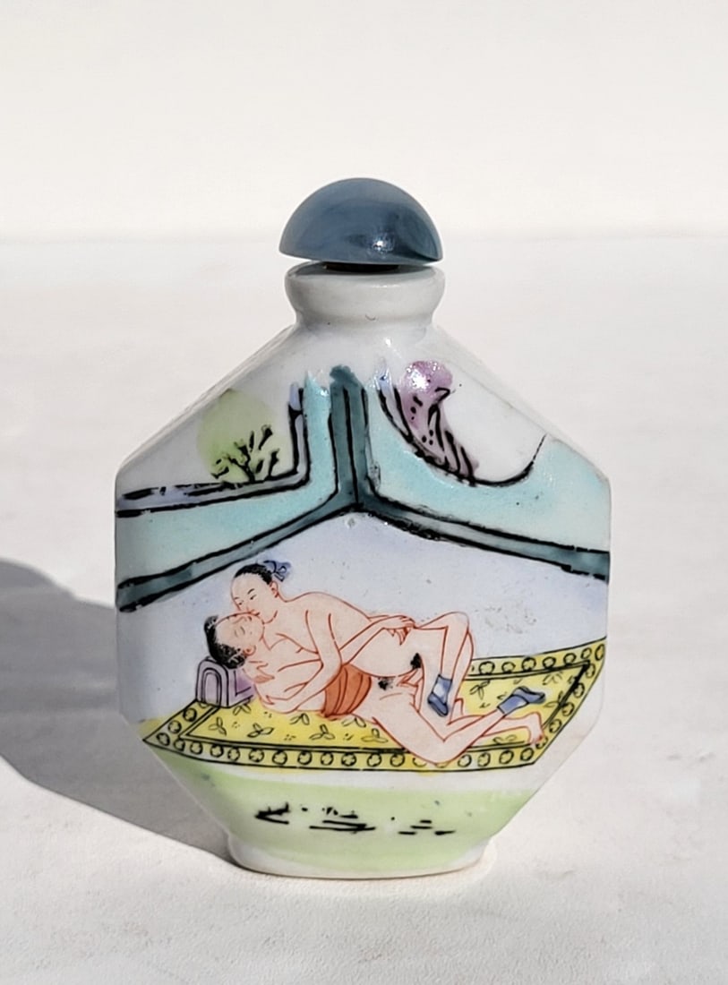 Signed Japanese Shunga Erotic Snuff Bottle Vintage 2 Scenes 2nd of 4: Signed Japanese Shunga Erotic Snuff Bottle Vintage 2 Scenes 2nd of 4Description: Signed Japanese Shunga Erotic Snuff Bottle Vintage 2 Scenes 2nd of 4. Provenance: Florida Gulf Coast lifetime collector