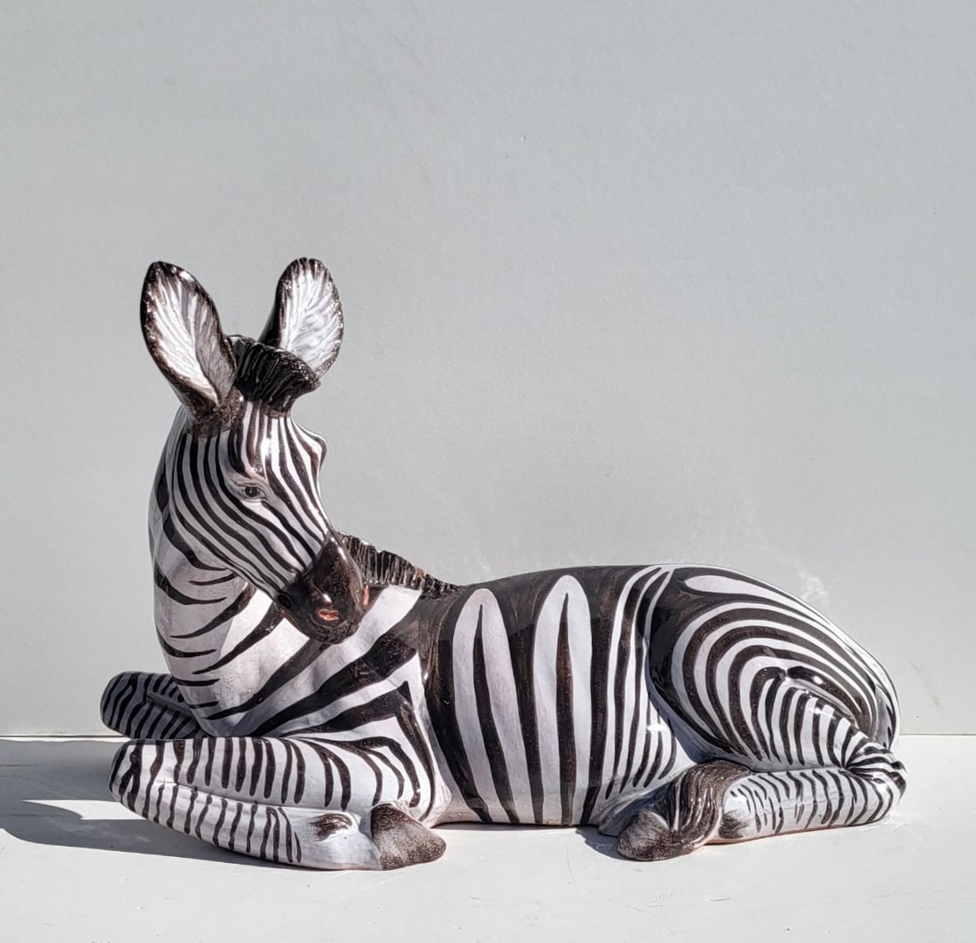 Very Large Italian Art Pottery Zebra 26.5 X 16.5 X 13.5 Inches Underside Inscription Statue: Very Large Italian Art Pottery Zebra 26.5 X 16.5 X 13.5 Inches Underside Inscription Statue Sculpture Animal Figure, see condition report including for a few scattered flakes and chips.Provenance: Nat