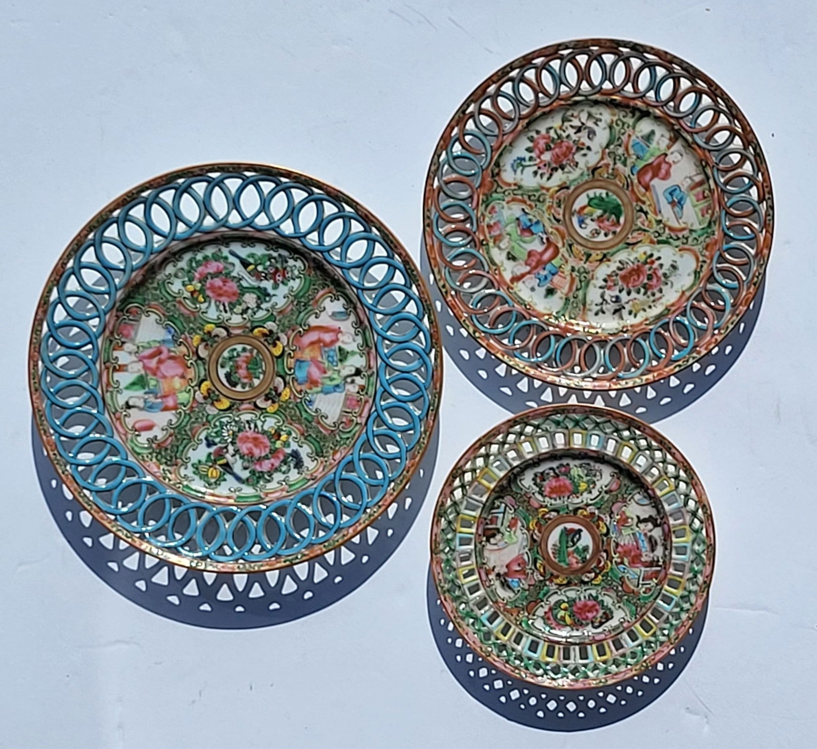 Lot 3 Reticulated Rose Medallion Plates Chinese Porcelain Enamel Antique 6in to 8.5in: Lot 3 Reticulated Rose Medallion Plates Chinese Porcelain Enamel Antique 6in to 8.5in. See condition report for repair to smallest plate. All three with related floral and figure panels, border colors