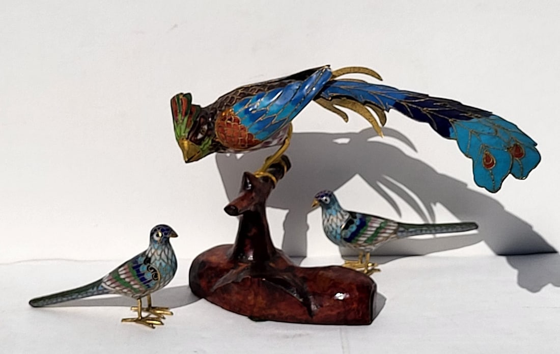 Vintage Cloisonne Enamel Bird On Perch With 2 Smaller Birds Chinese Or Japanese 20c 8in And 3.5in: Vintage Cloisonne Enamel Bird On Perch With 2 Smaller Birds Chinese Or Japanese 20c 8in And 3.5in Long. Unsigned, see condition report regarding tail fitting.Provenance: Massive Central Florida collec