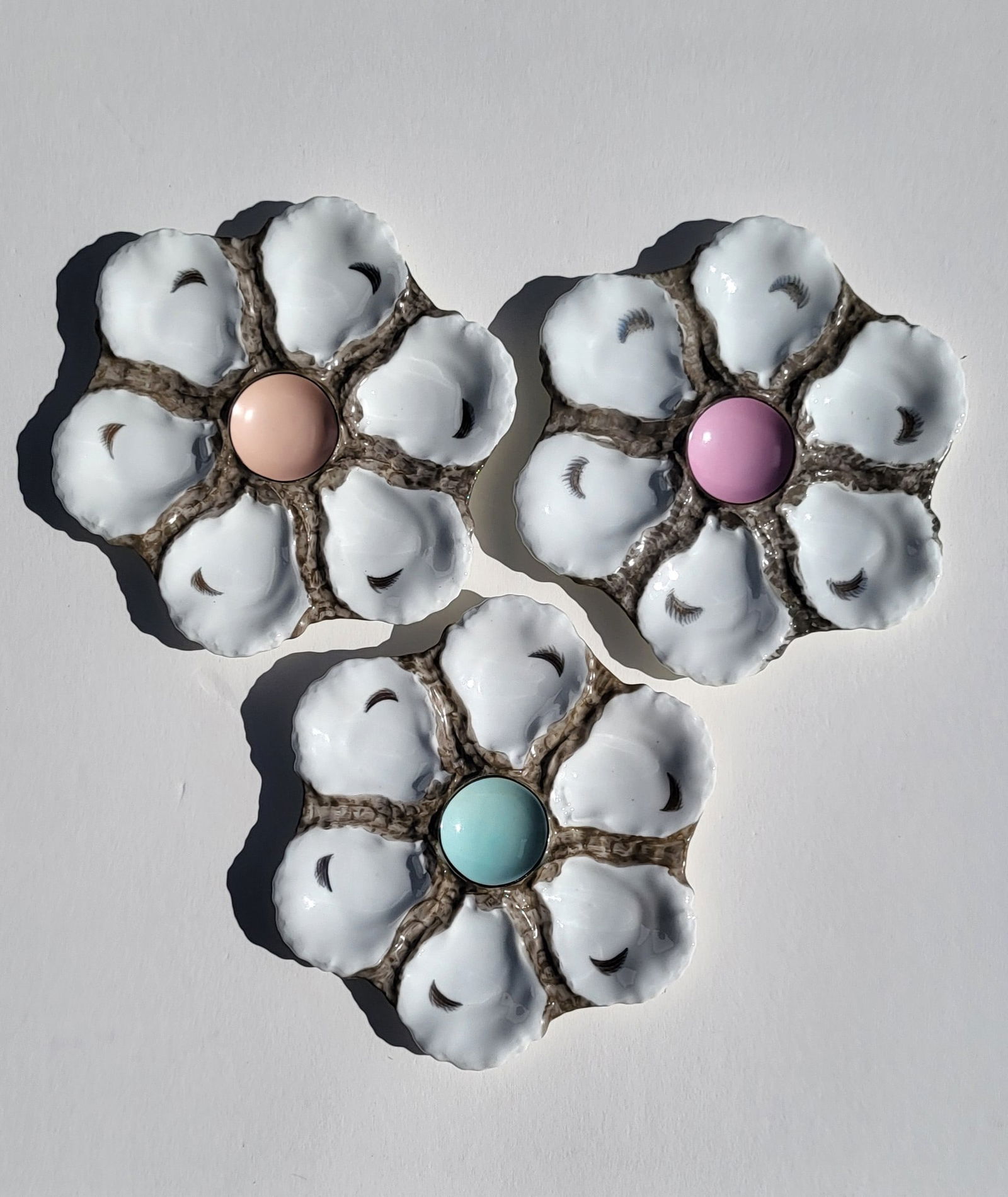 Group 3 H Co Hariland Limoges French Oyster Plates Pastel Centers 8.9in Antique: Group 3 H Co Hariland Limoges French Oyster Plates Pastel Centers 8.9in Antique.Provenance: Tampa Bay exclusive island estate former neighbor of Governor Crist, the collection partially sourced via fa