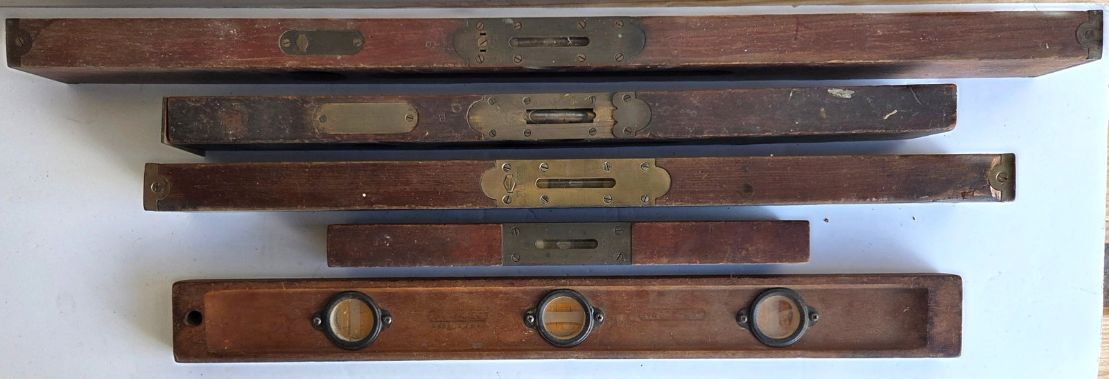 Lot 4 Antique Stanley Levels Wood Brass Signed Plus Henry Disston Keystone Level: Lot 4 Antique Stanley Levels Wood Brass Signed Plus Henry Disston Keystone Level. Disston retains paper label. Smallest measures 14 X 2.5 X 1.35 inches. Largest measures 30.5 X 1.5 X 3.25 inches. Prov