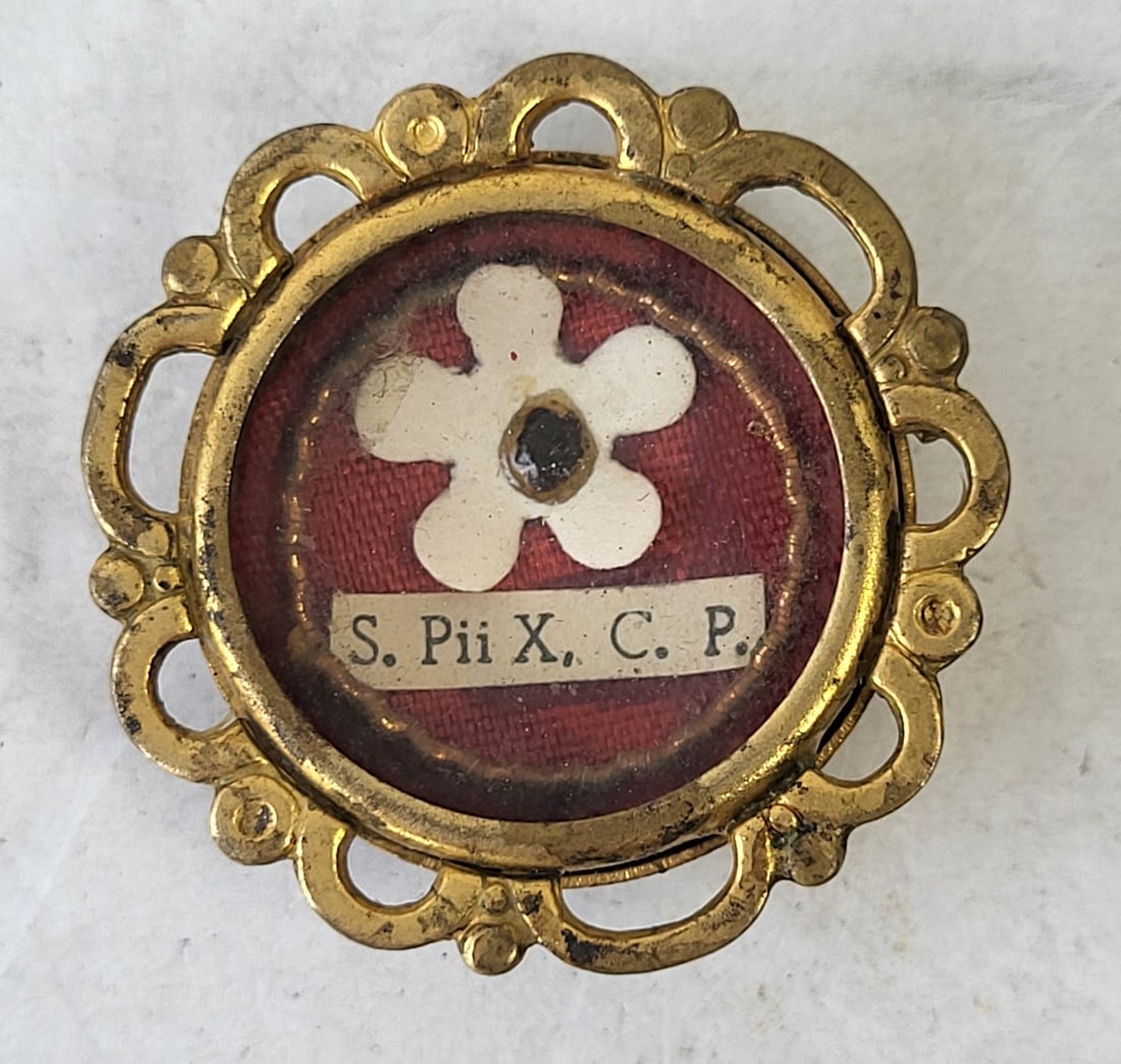 Antique Vatican Reliquary Relic Pendant Pope Saint Pius X S Pii X C P Encased 1.2 Inch Overall: Antique Vatican Reliquary Relic Pendant Pope Saint Pius X S Pii X C P Encased 1.2 Inch Overall Diameter, No wax seal or certificate. Provenance: Property of a Florida Gulf Coast funeral industry profe