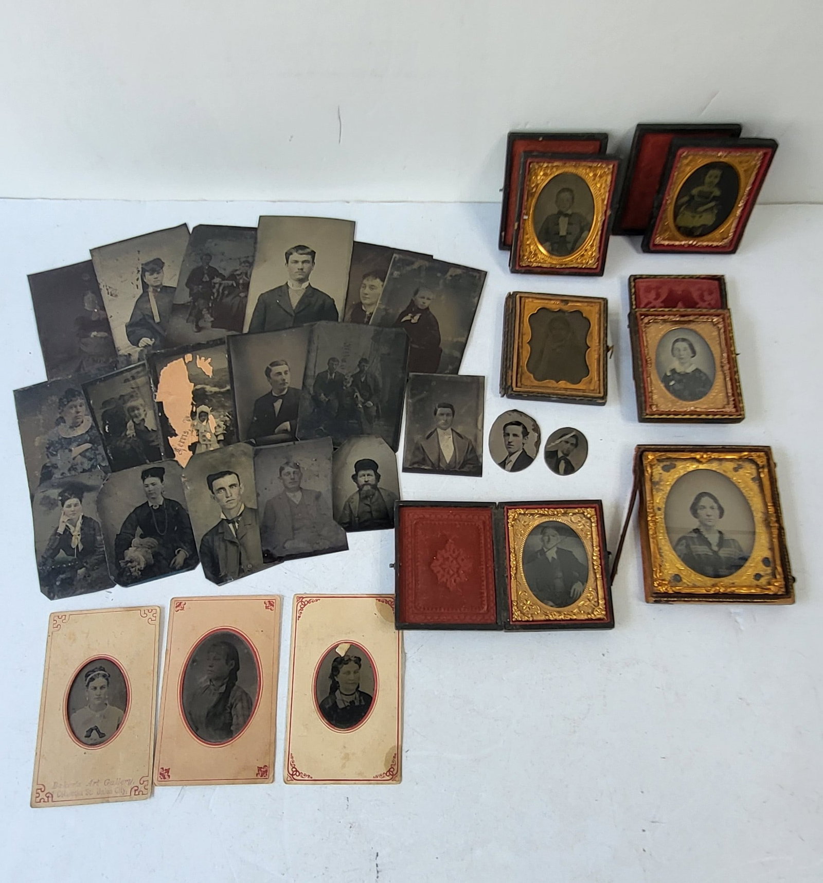 Early Photography Over 25 Pc Photograph Photo Lot Mostly Tin Types One Glass Plus One Broken (1 of 3)