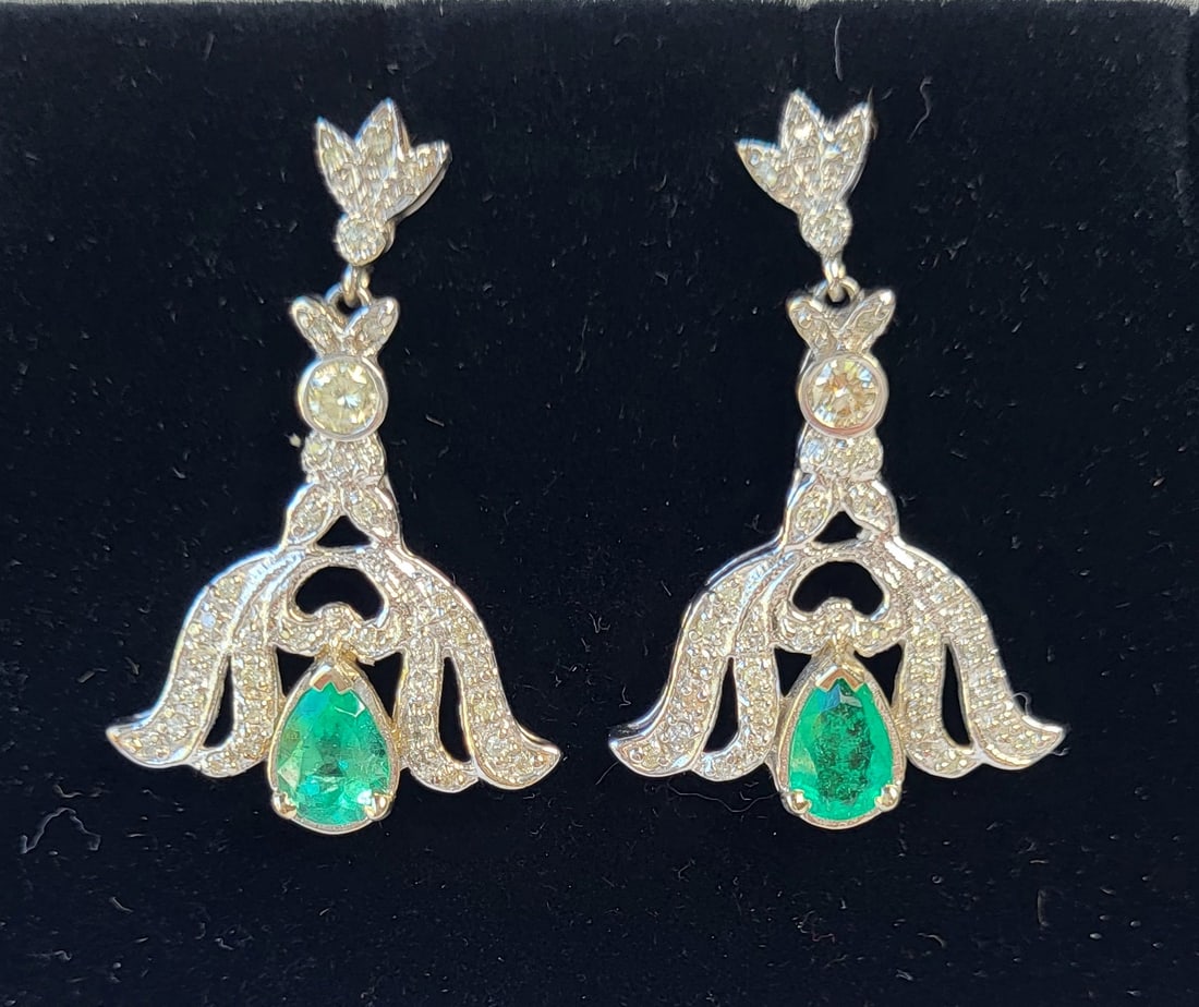 Exquisite Emerald Diamond 18K White Gold Drop Pendant Earrings 1.55 X 1.1 Inches Total Weight 15.5g: Exquisite Emerald Diamond 18K White Gold Drop Pendant Earrings 1.55 X 1.1 Inches Total Weight 15.5g 10dwt Art Deco Or Revival, stamped 18K. Note that the two top diamonds are in the 20 point range see