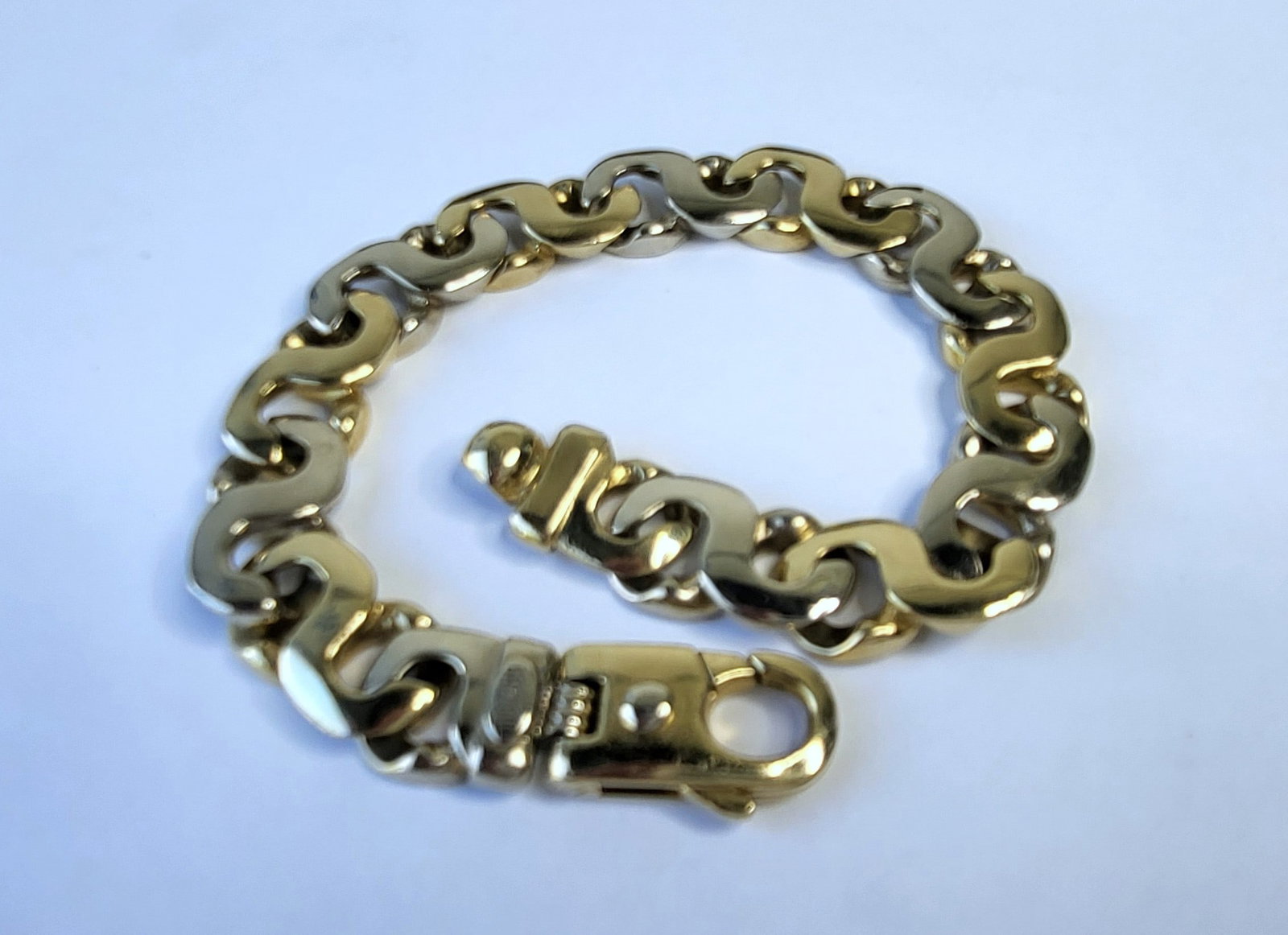 Heavy 14K Mens Braccio Two Tone Link Gold Bracelet 78.2g 50.5dwt 9.25 Inches: Heavy 14K Mens Braccio Two Tone Link Gold Bracelet 78.2g 50.5dwt 9.25 Inches, signed and stamped 14K, alternating white and yellow gold. There is a condition report elsewhere in this listing. Provenan