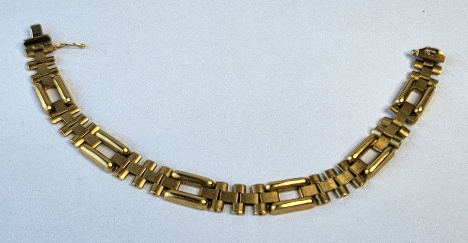 Unisex 18K Gold Signed Italian Mod Link Bracelet 17dwt 26.1g 8 Inches: Unisex 18K Gold Signed Italian Mod Link Bracelet 17dwt 26.1g 8 Inches, stamped 750 18 Kt Italy together with stylized circular hallmark. See condition report including for a few linked dimples. Proven