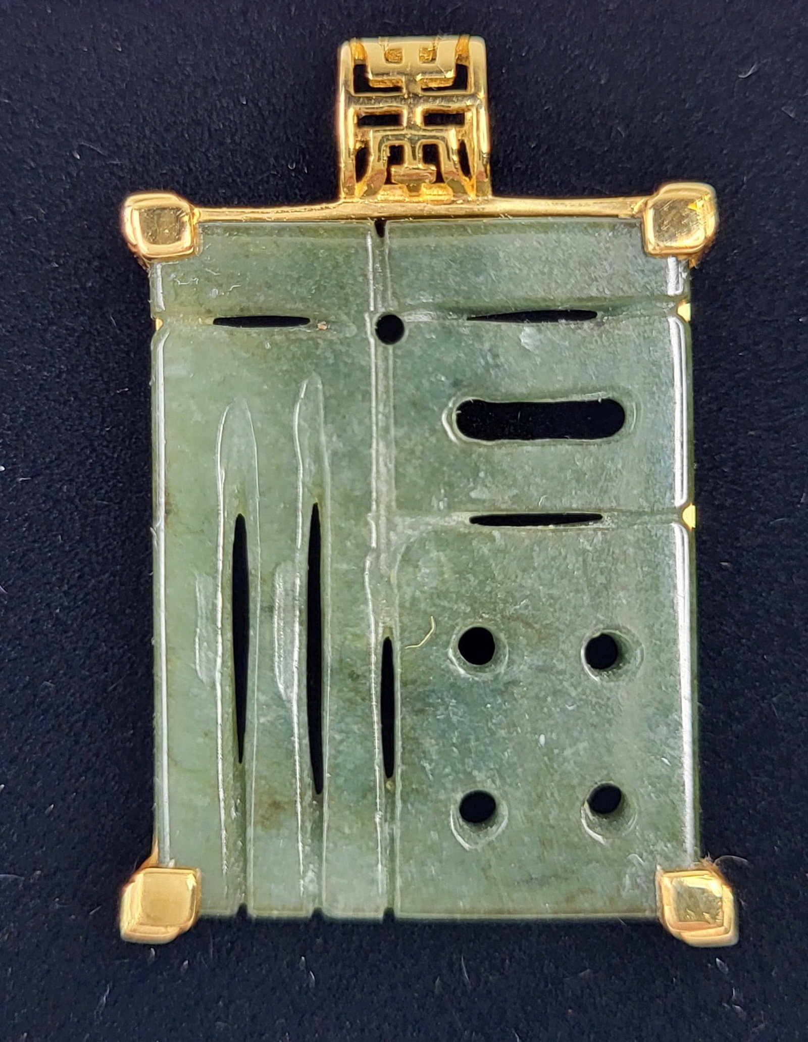 Chinese 14K Gold Spinach Jade Hand Carved Pendant For Necklace 4.6 Tg 2.9 Tdwt 1.125 X 0.75 X 0.18: Chinese 14K Gold Spinach Jade Hand Carved Pendant For Necklace 4.6 Tg 2.9 Tdwt 1.125 X 0.75 X 0.18 Inches Overall, Note this was recorded as 14K gold however it is unmarked and will be X rayed before 