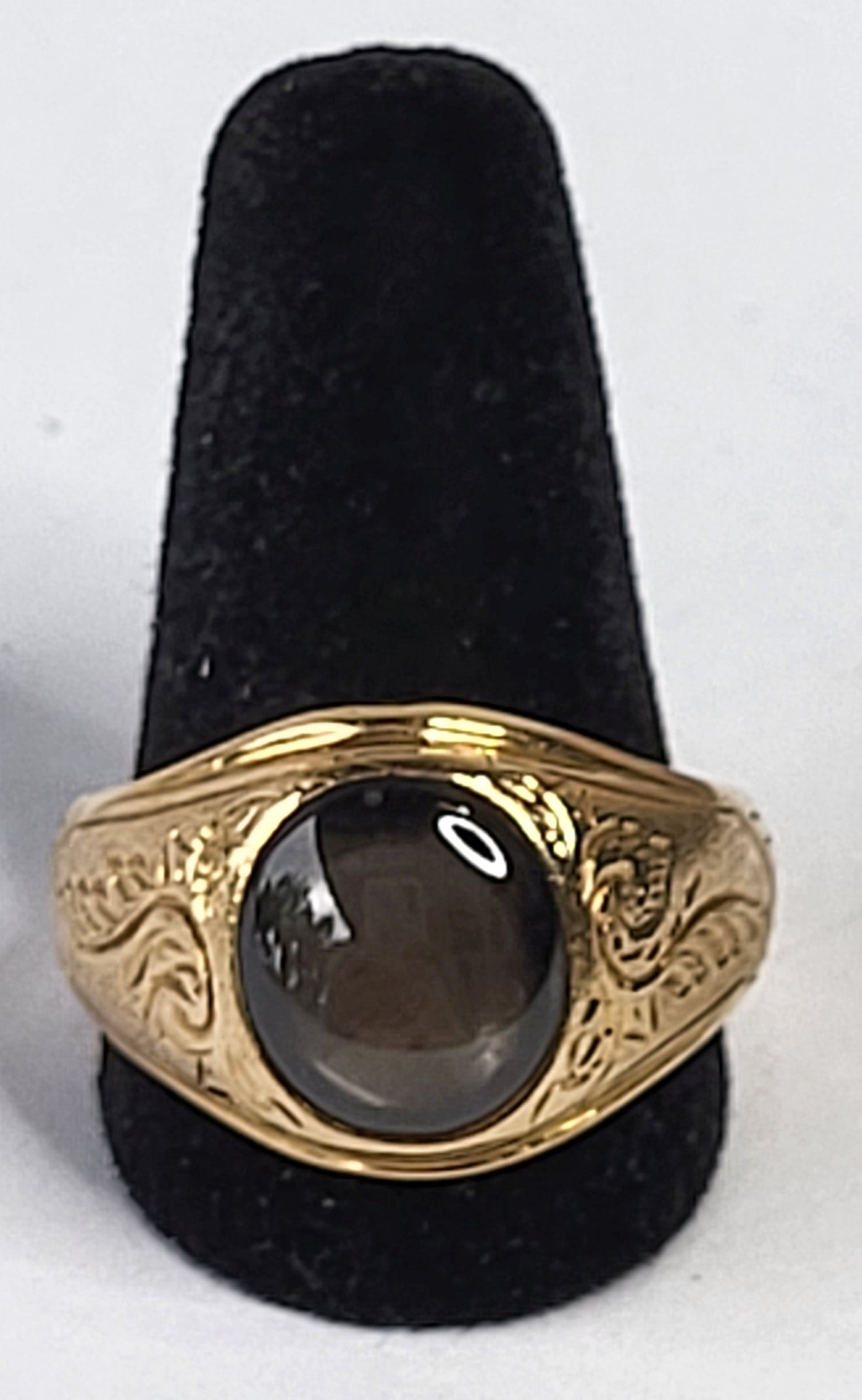 Mens 14K Cabochon Near Star Sapphire Ring 10.7 Tg 6.9 Tdwt Aprx Size 9.5: Mens 14K Cabochon Near Star Sapphire Ring 10.7 Tg 6.9 Tdwt Aprx Size 9.5, nice side engraving, this was appraised as a star sapphire and there is a play of light and lines within the stone however, ou