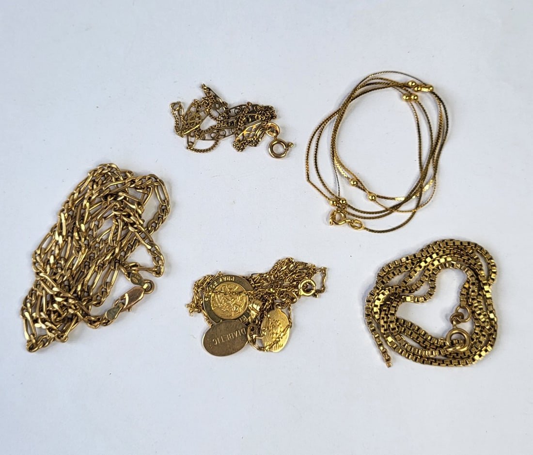 Lot 5 14K Link Necklaces And Chains Plus Charms 16.9 Dwt: Lot 5 14K Link Necklaces And Chains Plus Charms 16.9 Dwt, various lengths all items marked 14K, see condition report. Provenance: Property of a Florida Gulf Coast funeral industry professional who in 