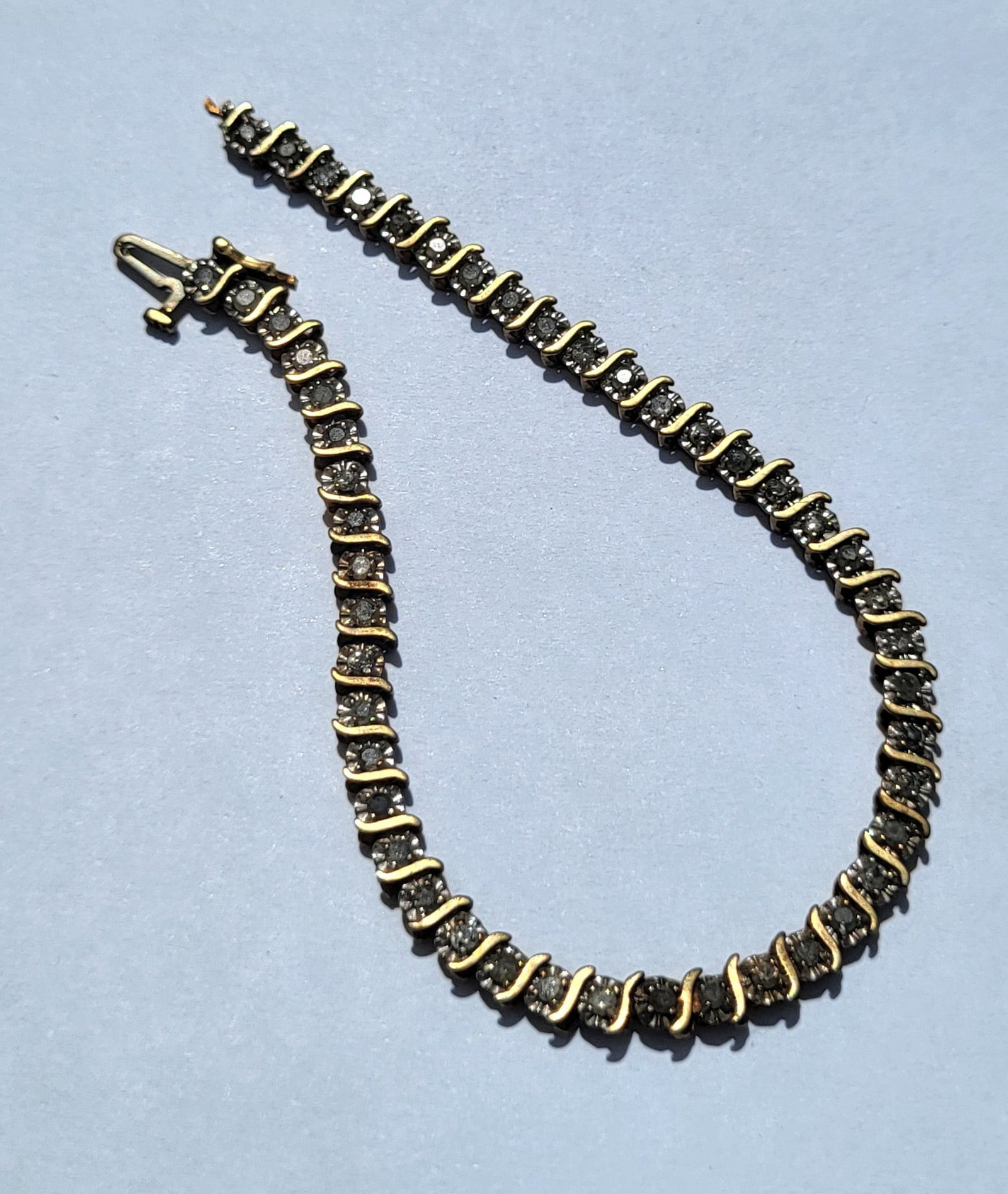 Diamond Tennis Bracelet 10K Yellow Gold 7.25 Inches 4.6 Dwt Broken Clasp To Fix: Diamond Tennis Bracelet 10K Yellow Gold 7.25 Inches 4.6 Dwt Broken Clasp To Fix, 4.6 total object weight 4.6dwt. Note: Receptacle half of the clasp is broken off and absent, cannot be worn until repai