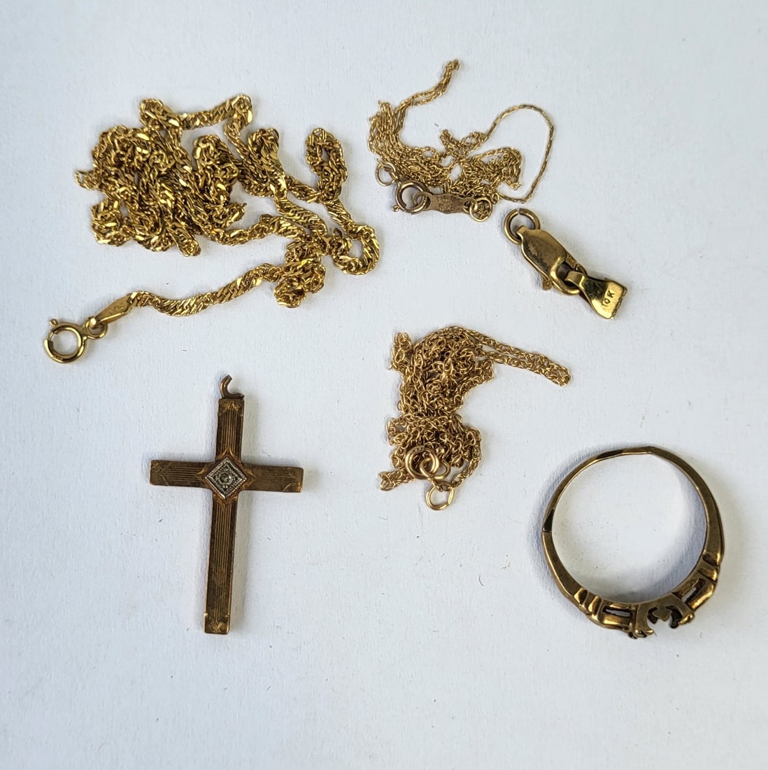 Lot 6 Estate 10K Gold Jewelry Items 3.2 Dwt As Is To Fix: Lot 6 Estate 10K Gold Jewelry Items 3.2 Dwt As Is To Fix, all items marked 10K, one fine chain sound, remainder bent, broken and or knotted, see condition report, as is, to fix. Provenance: Property o