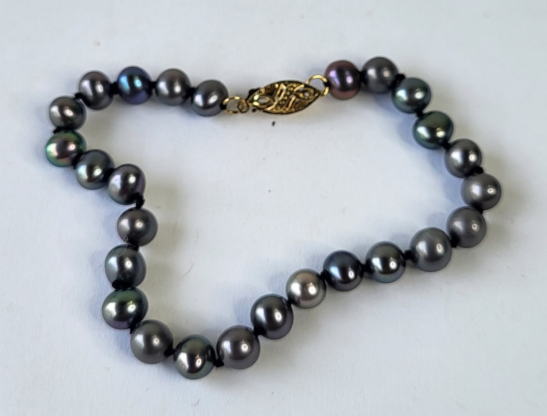 Black Pearl 14K Gold Bracelet 5 To 5.5mm 7.5 Inches: Black Pearl 14K Gold Bracelet 5 To 5.5mm 7.5 Inches, clasp marked both 14K and 585 plus illegible hallmark. Provenance: Property of a Florida Gulf Coast funeral industry professional who in their spar