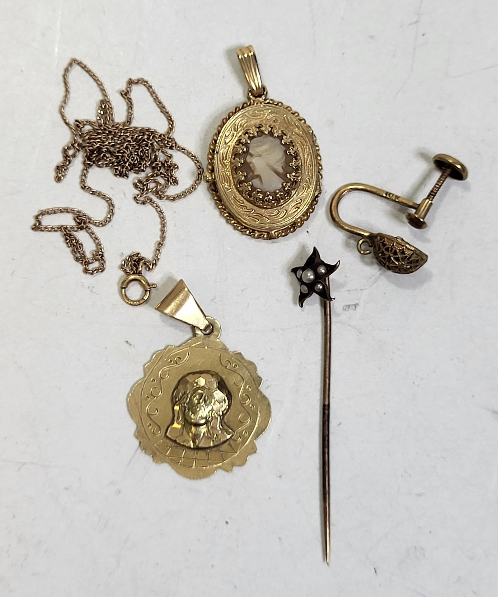Estate Gold Discovery Lot About 8 Tg Mostly 14K: Estate Gold Discovery Lot About 8 Tg Mostly 14K, Description: Incl 3 items marked 14K and one earring marked 10K with the 4 items weighing a combined total weight of aprx 8 grams, Christ pendant parti