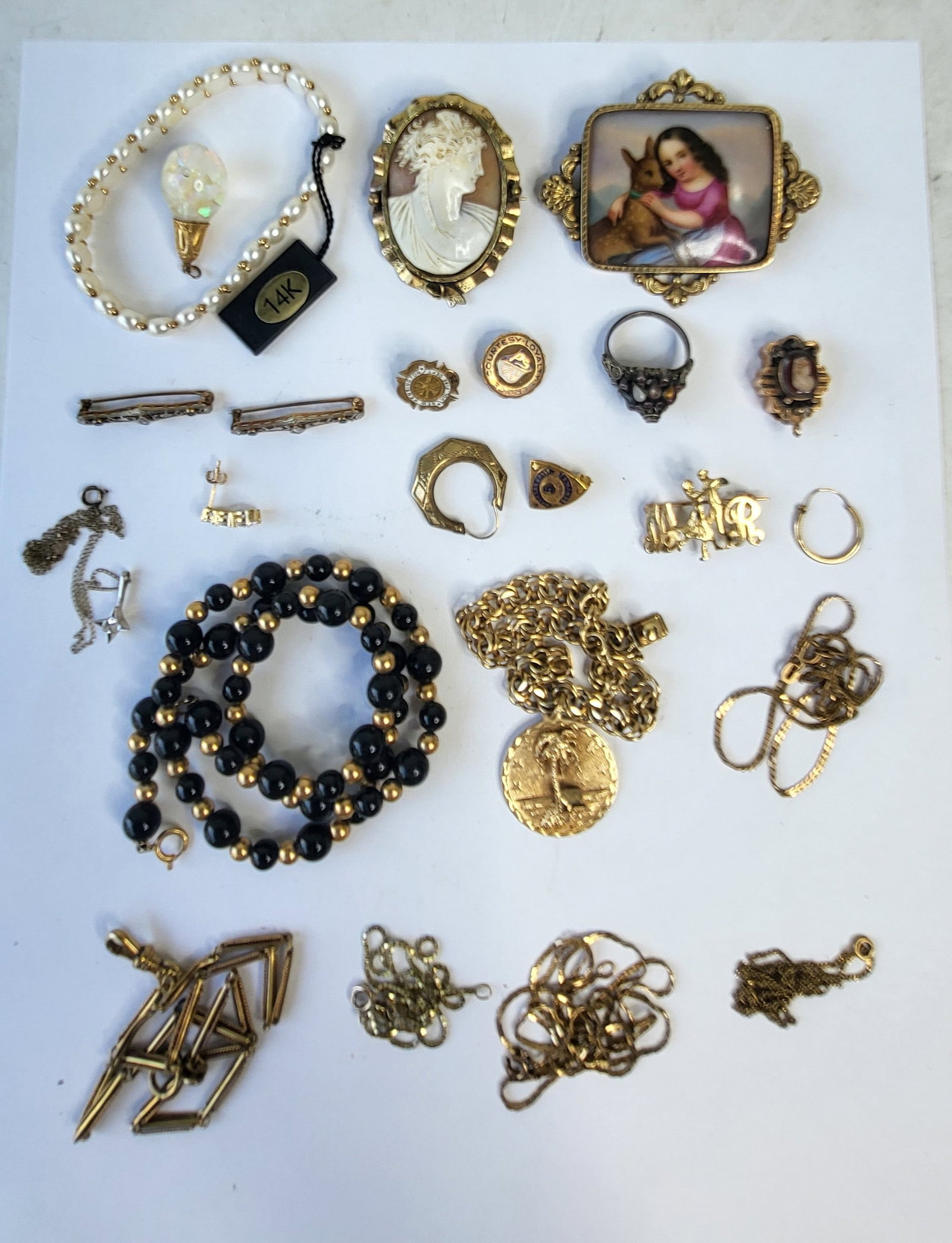 Estate 14K Gold Discovery Lot Net 62g 40dwt Incl Portrait And Cameo: Estate 14K Gold Discovery Lot Net 62g 40dwt Incl Portrait And Cameo, this lot includes a guaranteed net of 62 grams or 40 pennyweights of 14K gold. As the mostly gold items, which includes everything 