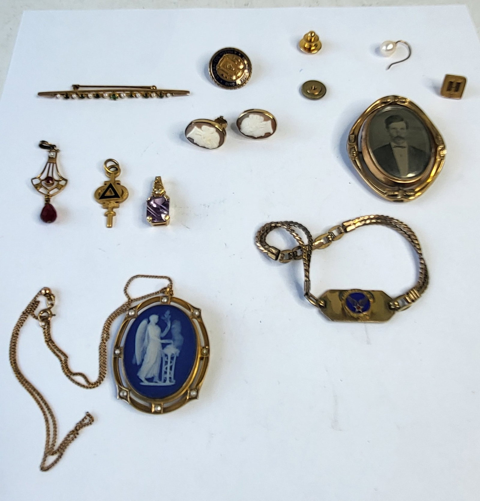 Estate 10K Gold Discovery Lot Net 23g 15dwt Incl Portrait And Cameo: Estate 10K Gold Discovery Lot Net 23g 15dwt Incl Portrait And Cameo, this lot includes a guaranteed net of 23 grams or 15 pennyweights of 10K gold. Most items are marked 10K gold however the photograp