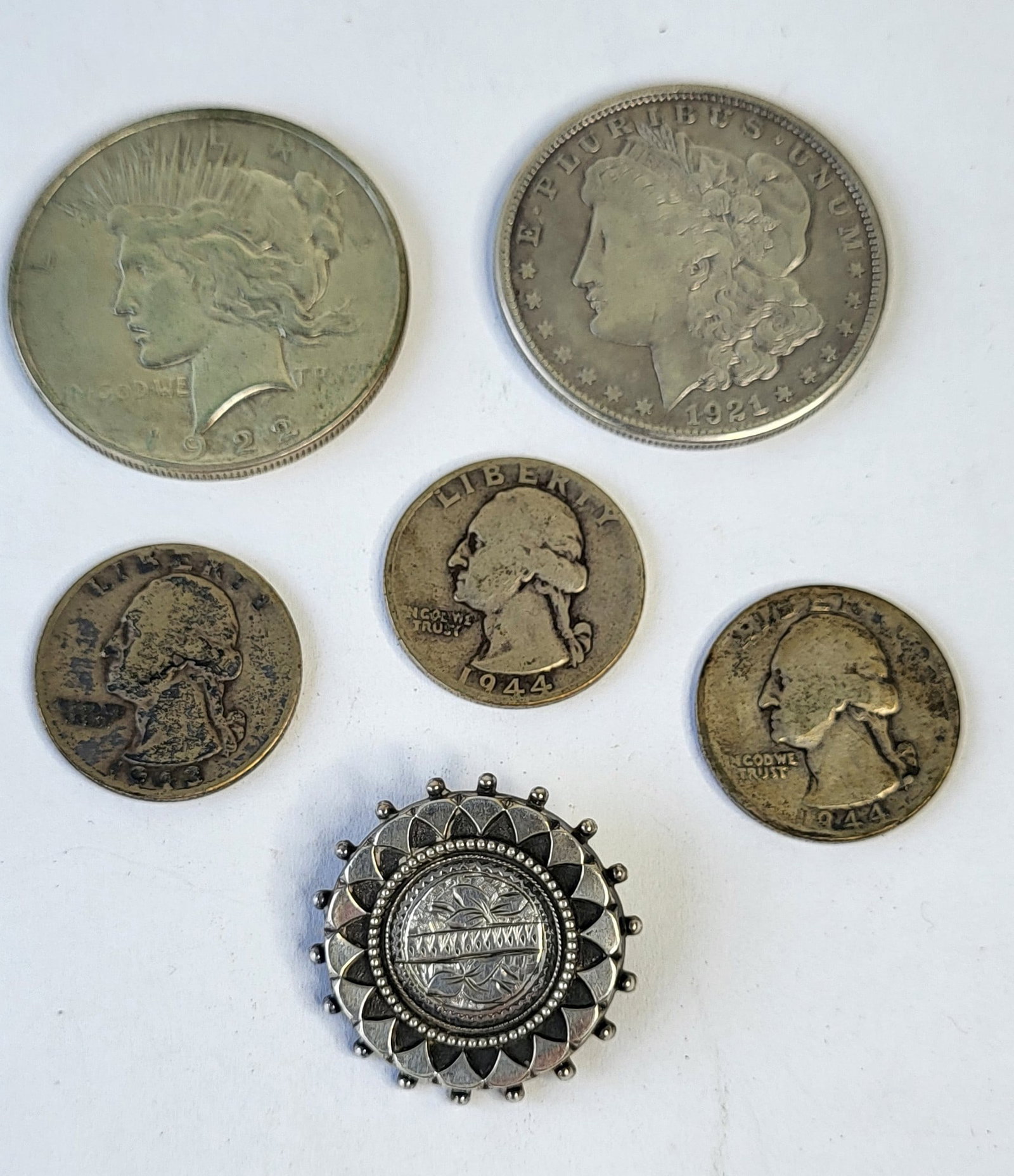Lot 6 Silver Coins Incl Morgan And Peace Dollars Three 40s Quarters And A Victorian Coin Art Brooch: Lot 6 Silver Coins Incl Morgan And Peace Dollars Three 40s Quarters And A Victorian Coin Art Brooch. The Morgan is 1921 with an S mint mark from San Francisco, California, the Peace is 1922, the Washi