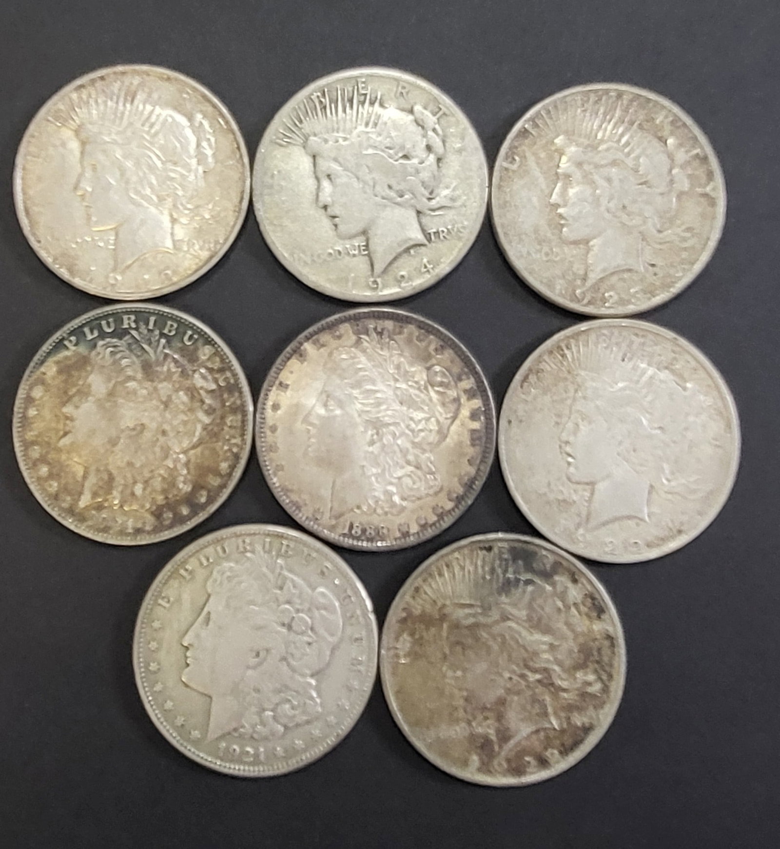 Lot 8 US Silver Dollars 1889 To 1924: Lot 8 US Silver Dollars 1889 To 1924. Circulated, features an 1889 morgan with some tone and some better grade details together with 6 lower grade dollars including a 1921 and a 1921 S morgans, three 