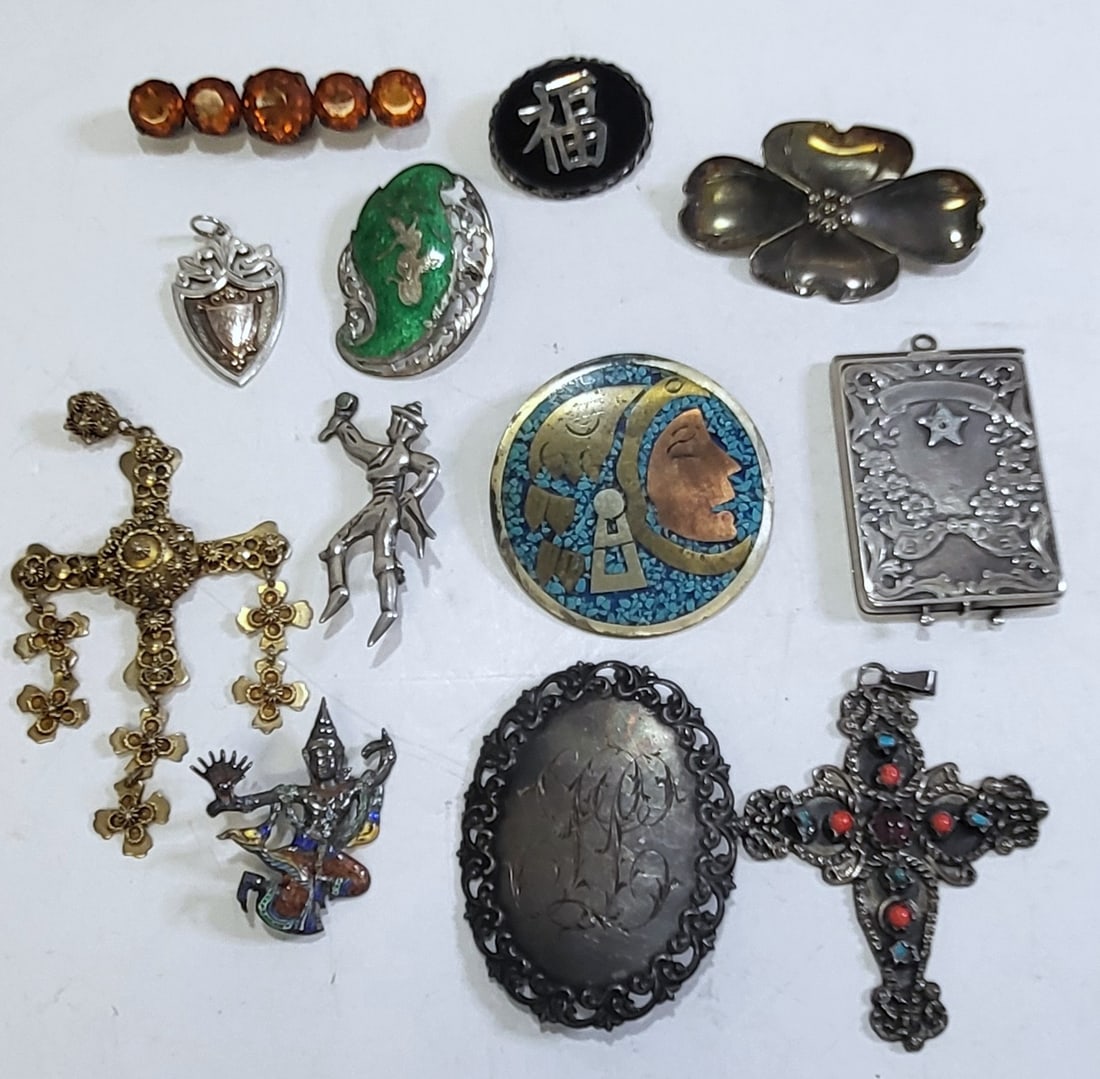 Lot 12 Vintage Fancy 925 Sterling Silver Estate Pendants Pins And Brooches 150g: Lot 12 Vintage Fancy 925 Sterling Silver Estate Pendants Pins And Brooches 150g. Items measure mostly 1.5 to 2.5 inches, includes an Elk?s card or chit holder with repousse flowers and a worn enamel c