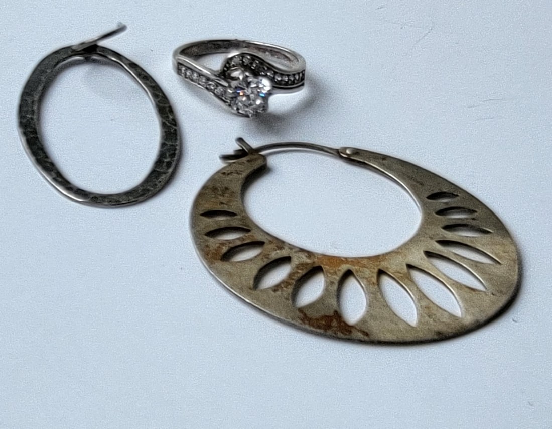 Lot 925 Sterling Silver Syn Diamond Ring With 2 Single Earrings One Marked Israel 0.38 Tozt: Lot 925 Sterling Silver Syn Diamond Ring With 2 Single Earrings One Marked Israel 0.38 Tozt. Synthetic diamond ring has a zirconia style center with accompanying melee, size perhaps approaching a US