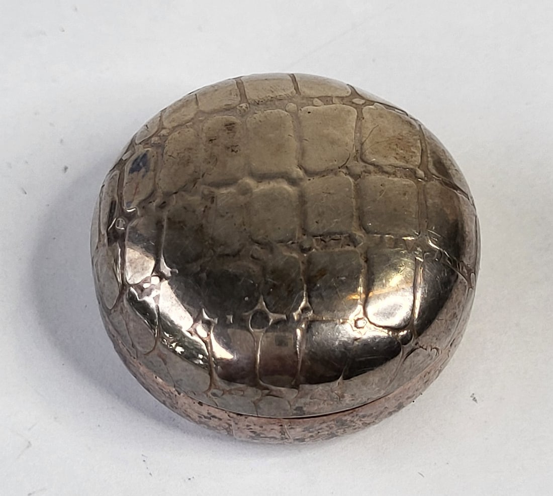 Christofle Sterling Silver Pill Box Alligator Crocodile Pattern 23.4g 0.7ozt 1.375 X 0.62 Inches: Christofle Sterling Silver Pill Box Alligator Crocodile Pattern 23.4g 0.7ozt 1.375 X 0.62 Inches, the interior signed Christofle Sterling 925. There is a CR There is a condition report elsewhere in th