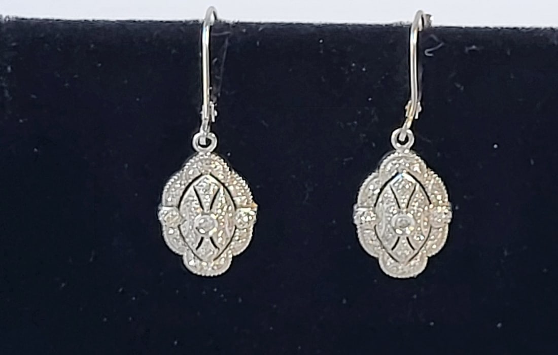 Pair Diamond 14K White Gold Signed Mexican Retro Deco Drop Pendant Earrings 2.8g 1.8 Total Weight: Pair Diamond 14K White Gold Signed Mexican Retro Deco Drop Pendant Earrings 2.8g 1.8 Total Weight 0.625 X 0.5 Inches, height excludes loop and bale, stamped 14K and Mexico together with double 2