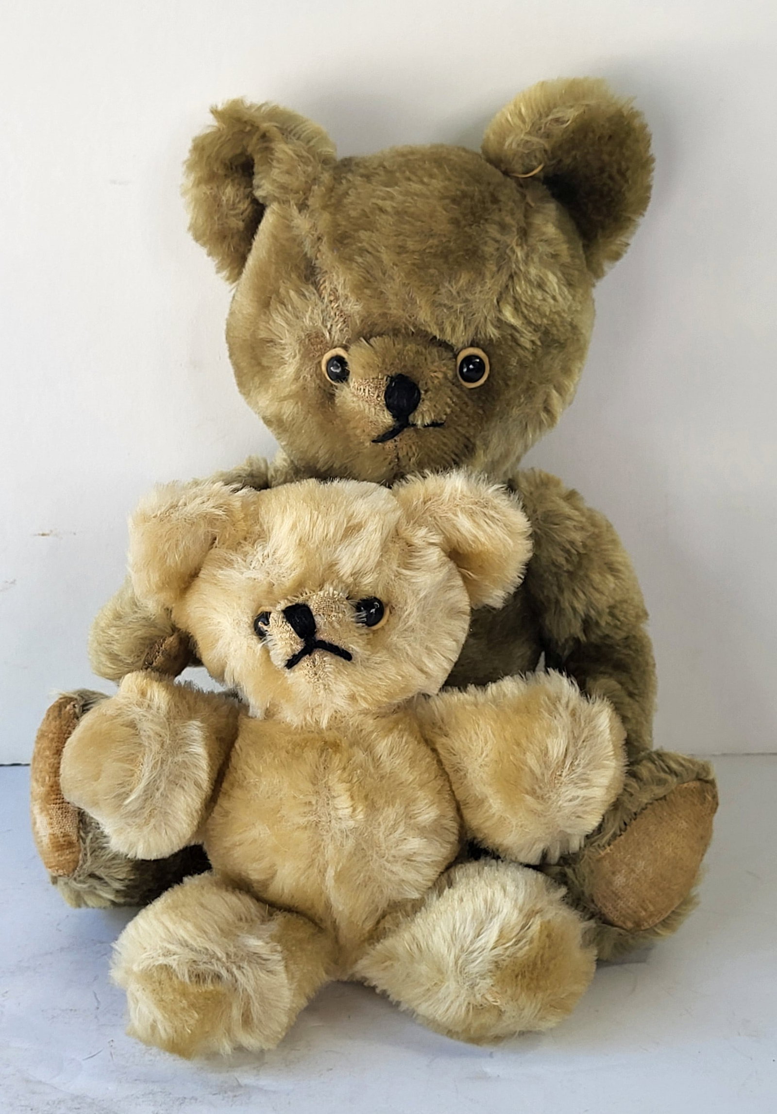 Lot 2 Estate Discovery Old Teddy Bears 12 And 7 Inches: Lot 2 Estate Discovery Old Teddy Bears 12 And 7 Inches, tall bear has articulated arms and legs, unsigned with no tactile traces of ear button thread, see condition report including for an ear separat