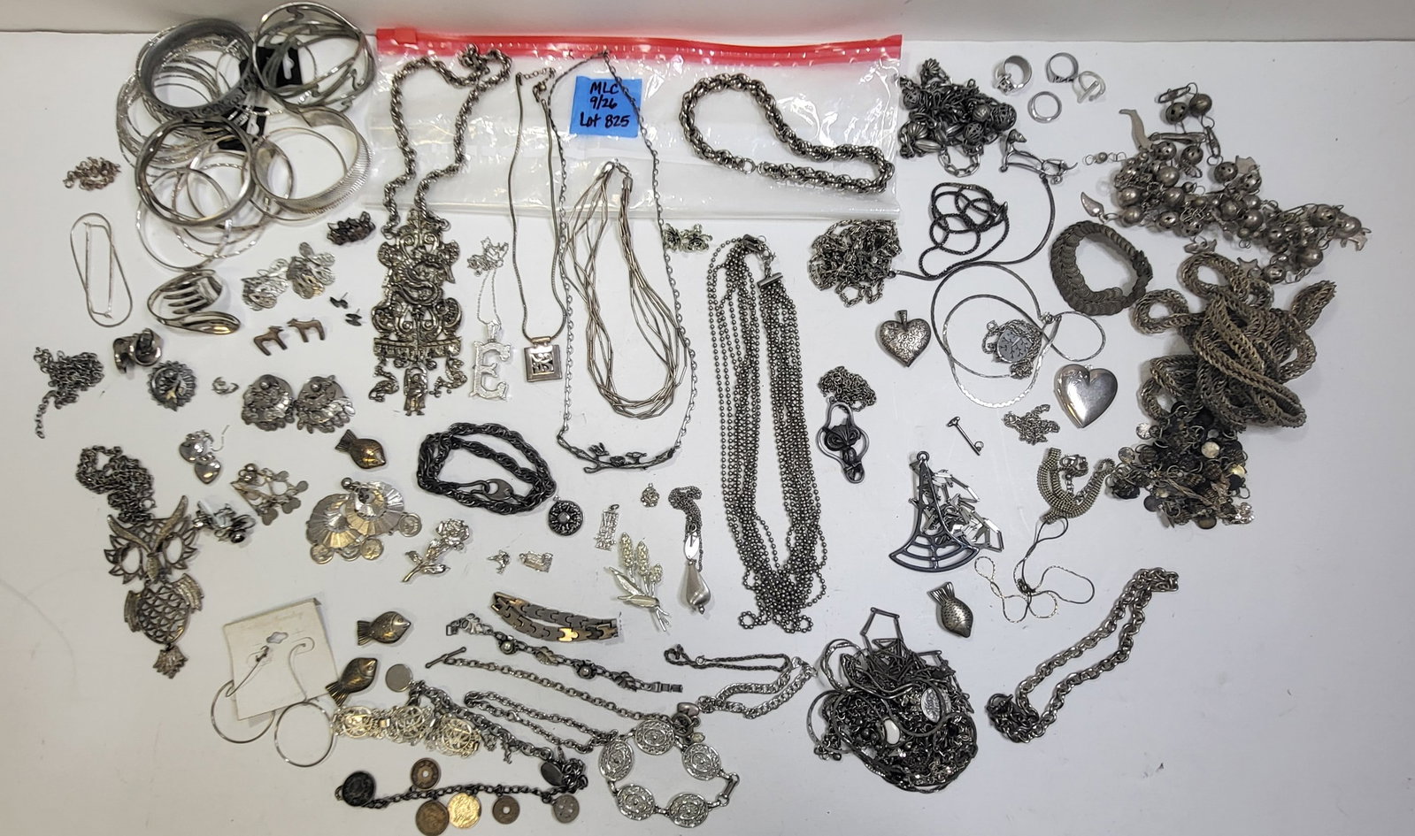 Estate Costume Jewelry Overwhelmingly Silver Tone One of An Incredible 150 Lots: Estate Costume Jewelry Overwhelmingly Silver Tone One of An Incredible 150 Lots. Most of the costume jewelry descriptions in this collection are by photograph without size, mark or condition observati
