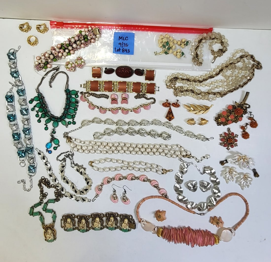 Estate Costume Jewelry 19 Assorted Sets One of An Incredible 150 Lots: Estate Costume Jewelry 19 Assorted Sets One of An Incredible 150 Lots. Most of the costume jewelry descriptions in this collection are by photograph without size, mark or condition observations except