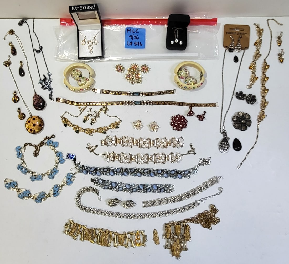 Estate Costume Jewelry 19 Assorted Sets One of An Incredible 150 Lots: Estate Costume Jewelry 19 Assorted Sets One of An Incredible 150 Lots. Most of the costume jewelry descriptions in this collection are by photograph without size, mark or condition observations except