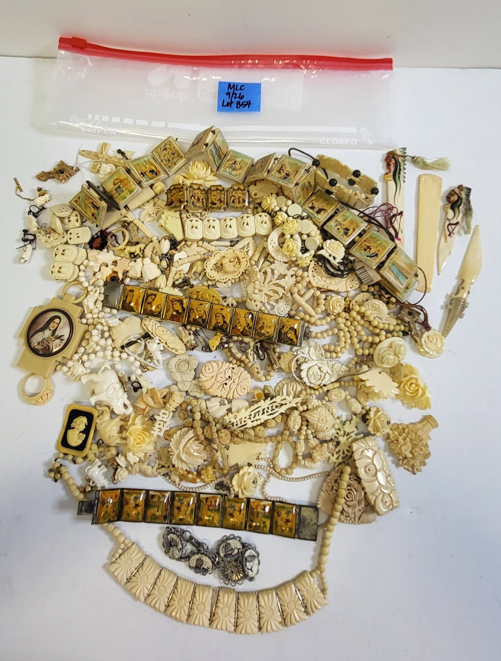 Estate Costume Jewelry Aprx 100 Carved Stipple Grain Bone Or Carved Plastic Resin Or Wood However No: Estate Costume Jewelry Aprx 100 Carved Stipple Grain Bone Or Carved Plastic Resin Or Wood However No Linear Grain Items In This Lot One of An Incredible 150 Lots. Most of the costume jewelry descripti