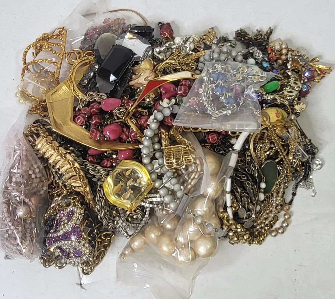 Estate Costume Jewelry Big Bag Of Necklaces Etc Incl Plenty Of Gold Tone No Precious Metals One of: Estate Costume Jewelry Big Bag Of Necklaces Etc Incl Plenty Of Gold Tone No Precious Metals One of An Incredible 150 Lots. Most of the costume jewelry descriptions in this collection are by photograph