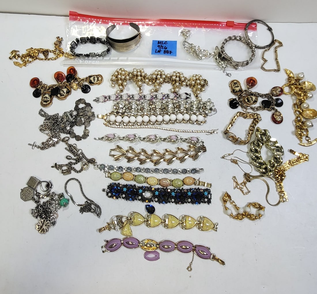Estate Costume Jewelry 35 Assorted Bracelets Incl Charm Rhinestone Gold Tone Signed No Precious: Estate Costume Jewelry 35 Assorted Bracelets Incl Charm Rhinestone Gold Tone Signed No Precious Metals One of An Incredible 150 Lots. Most of the costume jewelry descriptions in this collection are by