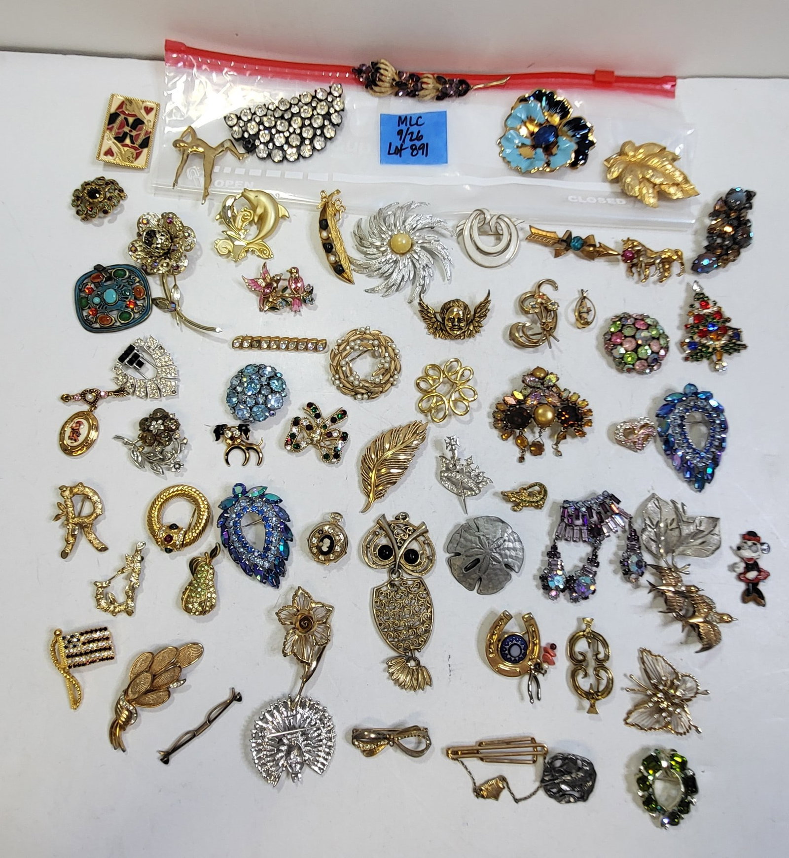 Estate Costume Jewelry Over 60 Pc Mostly Signed Brooch Etc Lot Incl Rhinestones Galore One of An: Estate Costume Jewelry Over 60 Pc Mostly Signed Brooch Etc Lot Incl Rhinestones Galore One of An Incredible 150 Lots. Most of the costume jewelry descriptions in this collection are by photograph with