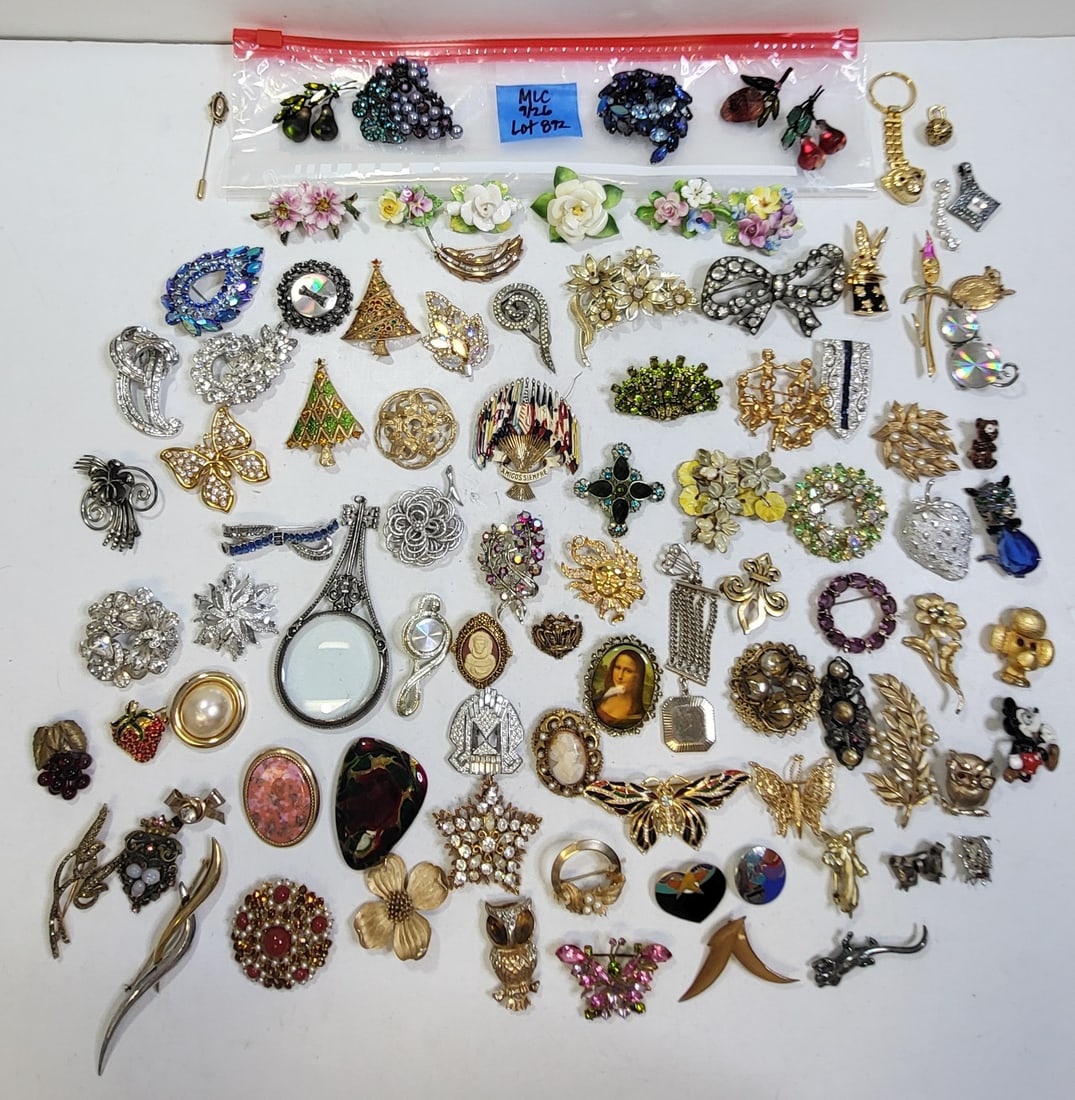 Estate Costume Jewelry Huge 80 Pc Mostly Signed Brooch Pin Lot Incl Rhinestone And Gold Tone Plus: Estate Costume Jewelry Huge 80 Pc Mostly Signed Brooch Pin Lot Incl Rhinestone And Gold Tone Plus Large Eisenberg As Found One of An Incredible 150 Lots. Most of the costume jewelry descriptions in th