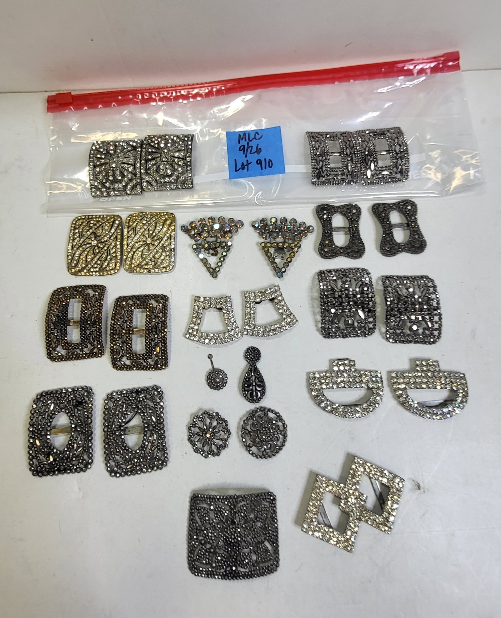 Estate Costume Jewelry Lot 10 Vintage Rhinestone Shoe Buckle Pairs Plus Extras One of An Incredible: Estate Costume Jewelry Lot 10 Vintage Rhinestone Shoe Buckle Pairs Plus Extras One of An Incredible 150 Lots. Most of the costume jewelry descriptions in this collection are by photograph without size