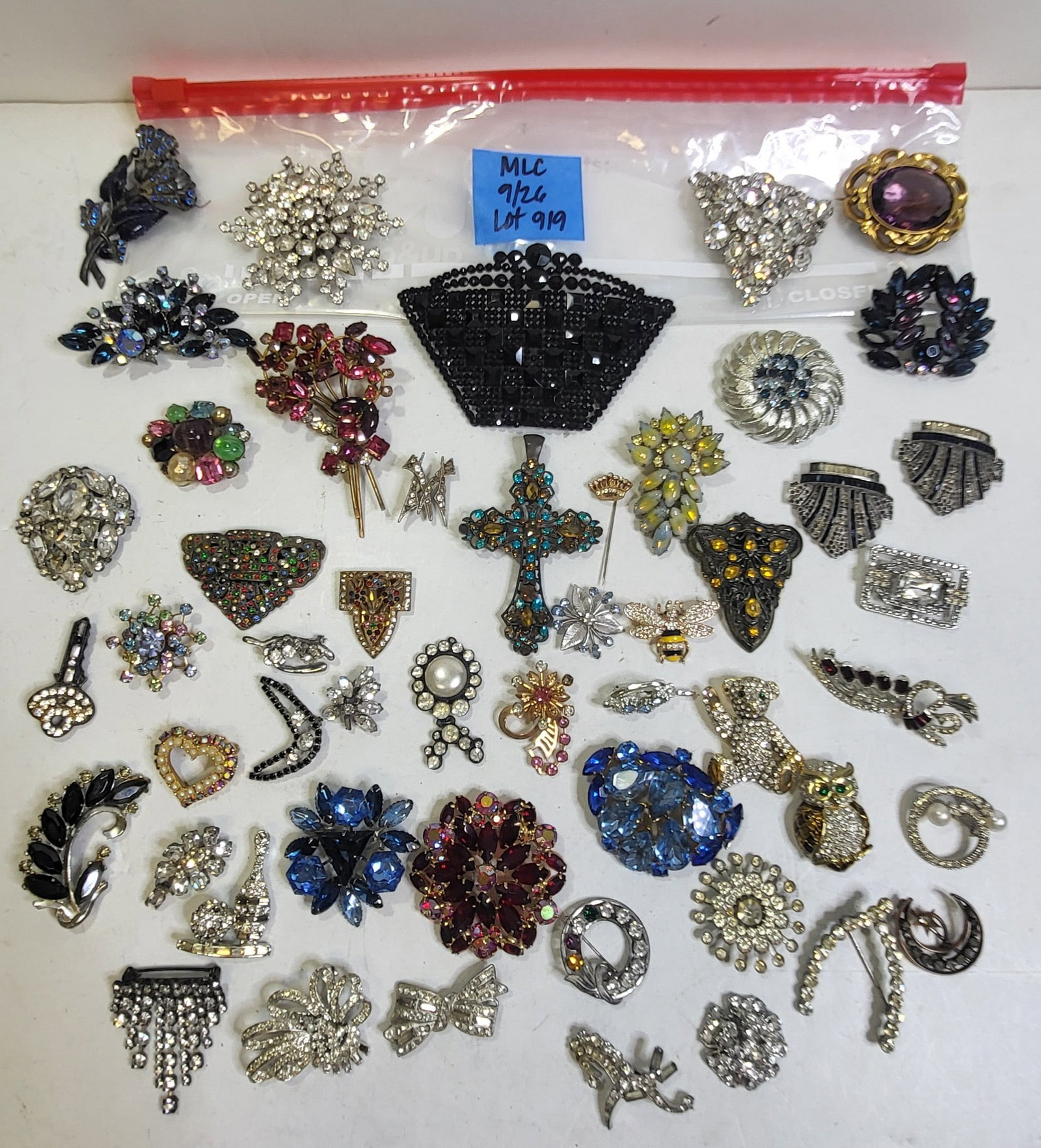 Estate Costume Jewelry 50 Assorted Rhinestone Paste Etc Brooch Pin Lot One of An Incredible 150 Lots: Estate Costume Jewelry 50 Assorted Rhinestone Paste Etc Brooch Pin Lot One of An Incredible 150 Lots. Most of the costume jewelry descriptions in this collection are by photograph without size, mark o