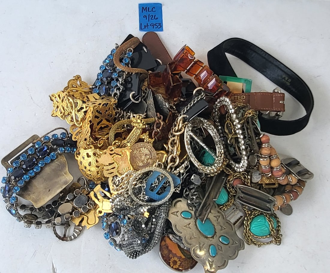 30 Pc Vintage Belt Buckle And Clip Assortment: 30 Pc Vintage Belt Buckle And Clip Assortment. Provenance: Property of a Florida Gulf Coast funeral industry professional who in their spare time and later retirement was a collector, dealer and schol