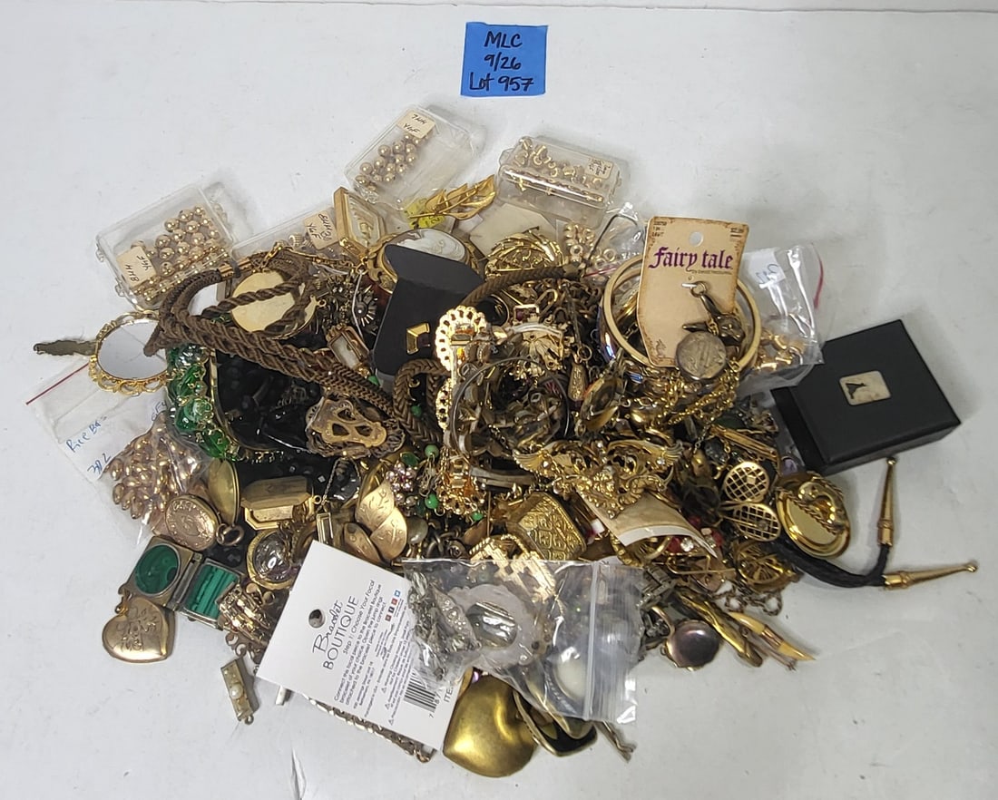 Huge Gold Filled And Goldtone Discovery Lot Some Victorian Art Deco MCM Jumble Bonanza: Huge Gold Filled And Goldtone Discovery Lot Some Victorian Art Deco MCM Jumble Bonanza, nice unmarked cameo, second black cameo, agate type brooch, some rhinestones, a few semi precious stones, many b