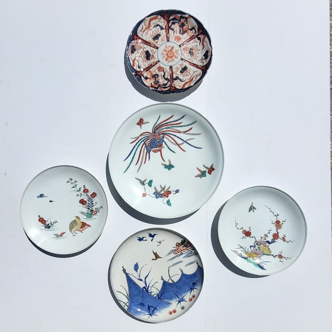 Lot 5 Older To Antique Signed Japanese Kakiemon Arita Imari Plate Chargers 8.5 To 11 Inches: Lot 5 Older To Antique Signed Japanese Kakiemon Arita Imari Plate Chargers 8.5 To 11 Inches. All signed on the underside with the rear mark on the old blue red imari is unusually worn surrounding it, 