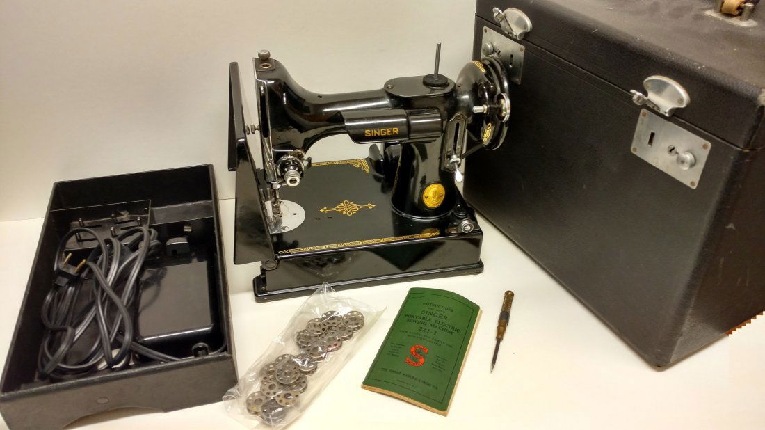 Vintage Singer 221-1 Featherweight Sewing Machine (1 of 4)