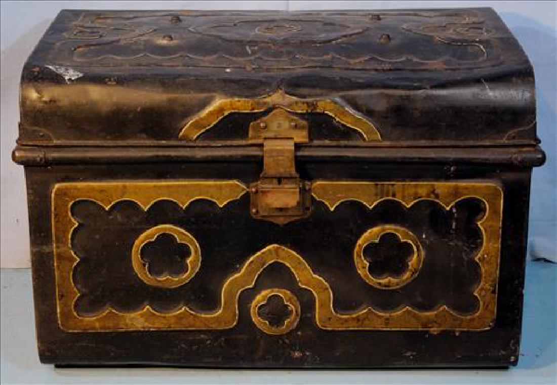 Metal trunk goes on back of buggy or T model car (1 of 4)