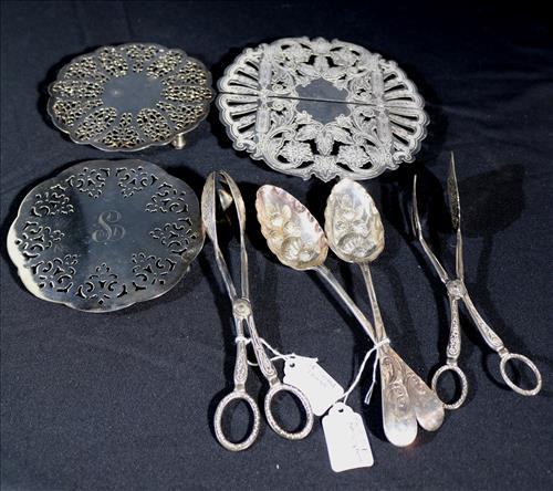 8 piece silver-plate deal: 8 piece silver-plate deal, 2 berry spoons, 3 trivets, 2 serving tongs and 1 ladle