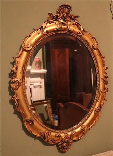 Victorian round mirror with gold antique frame: Victorian round mirror with gold antique frame, 29.5 x 21
