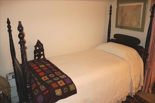 Pair mahogany acanthus carved 4 poster beds: Pair mahogany acanthus carved 4 poster beds, twin size, 65 in .T, 80 in. L, 59 in. W.