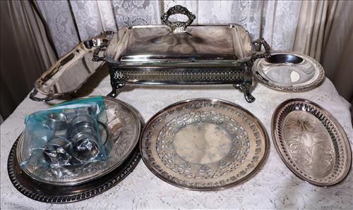 Silver-plate deal, casserole dish, 6 trays: Silver-plate deal, casserole dish, 6 trays and napkin rings