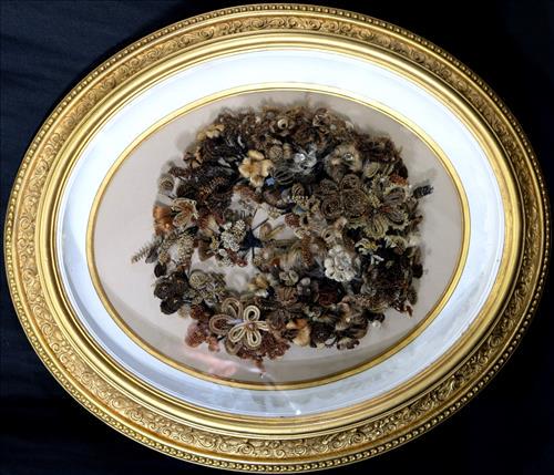 Excellent Victorian hair wreath: Excellent Victorian hair wreath in great gold gilt shadow box frame, 22 x 18