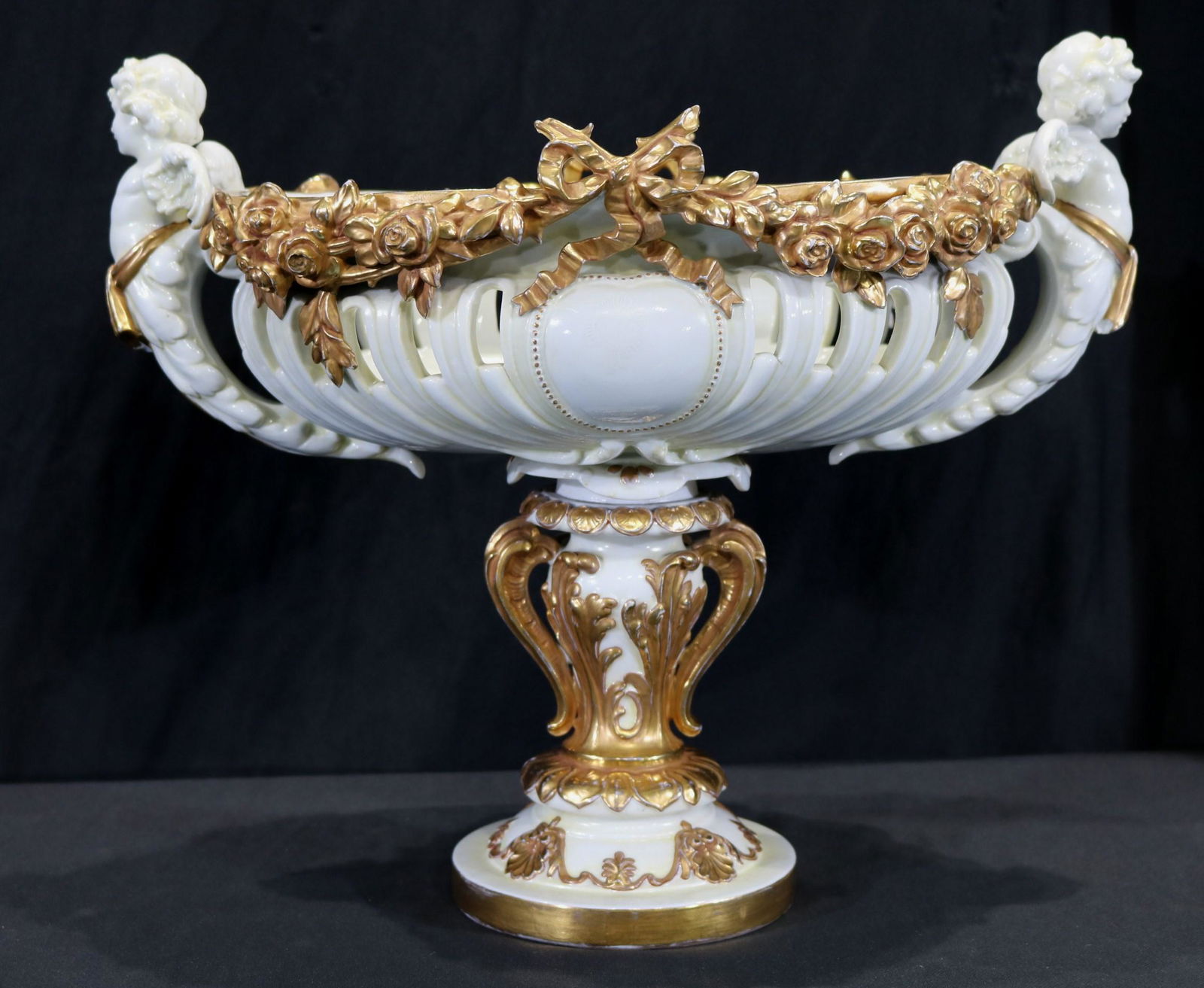 Beautiful Capodimonte porcelain center bowl (1 of 5)