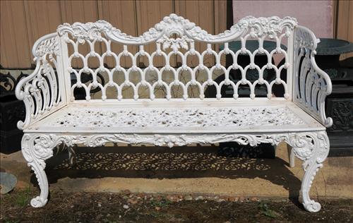 White cast iron garden bench, White House style (1 of 3)